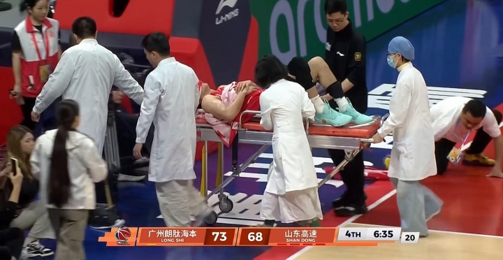 Kaiyun Sports-😭不要啊！郭艾伦反击对抗后 抱着左膝痛苦倒地 被担架车送出场