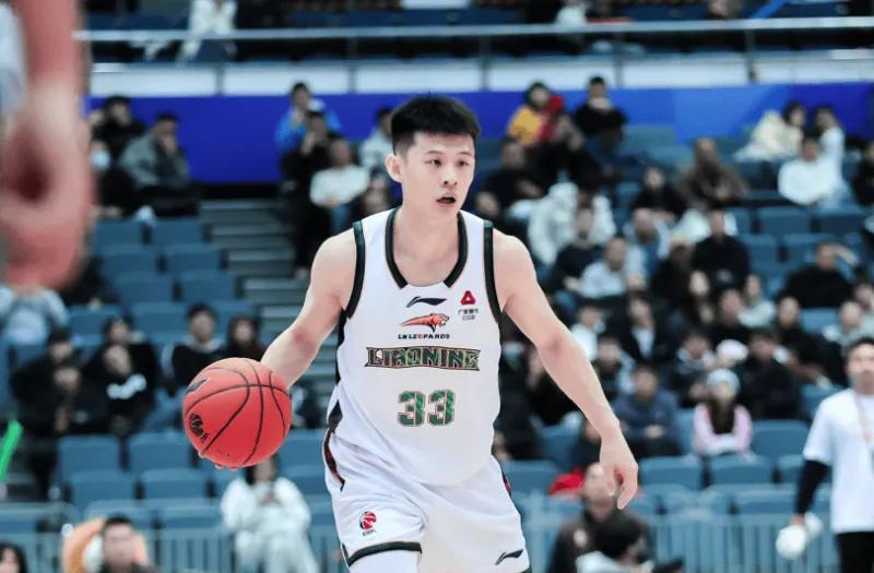 辽宁虐四川52分!5首发齐爆,2小将轻松虐菜,亨特仍打不明白!