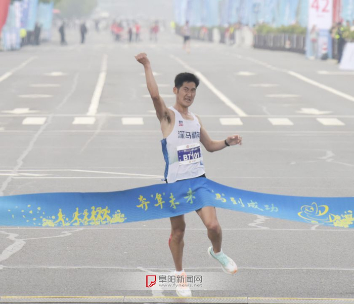 霸气撞线！ 两项纪录被刷新|马拉松|阜阳|安振|吴正林|马拉松赛事_新浪体育_新浪新闻