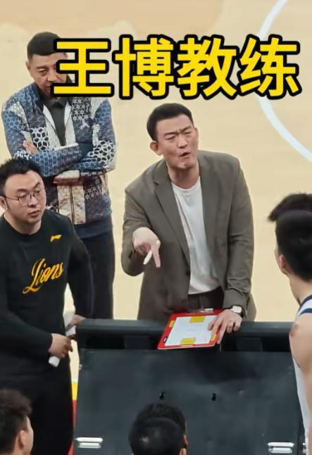 6月1日,广厦队传3大消息:孙铭徽低迷 布朗孤树难支 王博遭质疑